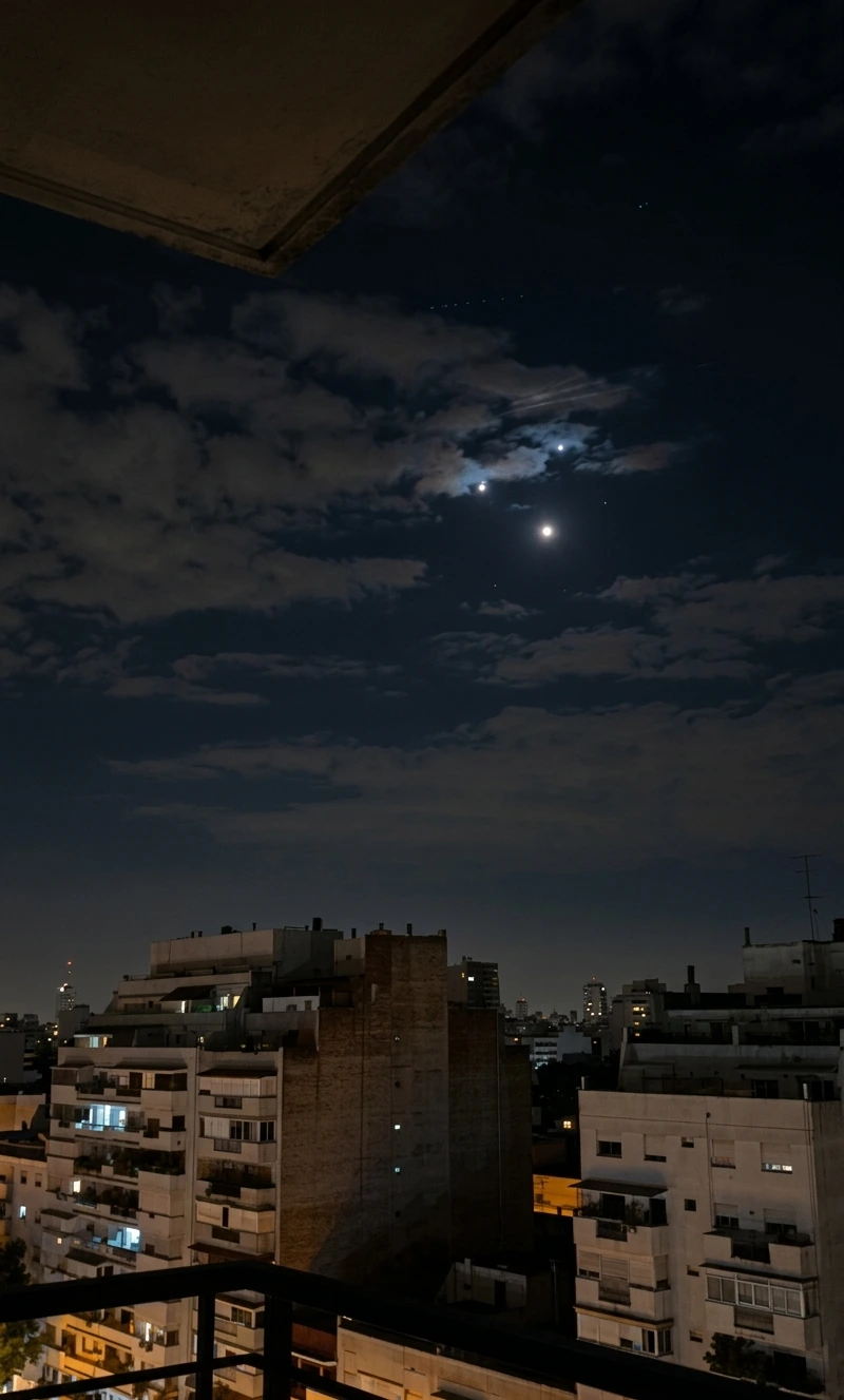 Tres luces brillantes en formación durante el apagón que afectó al AMBA (imagen mejorada con IA)
