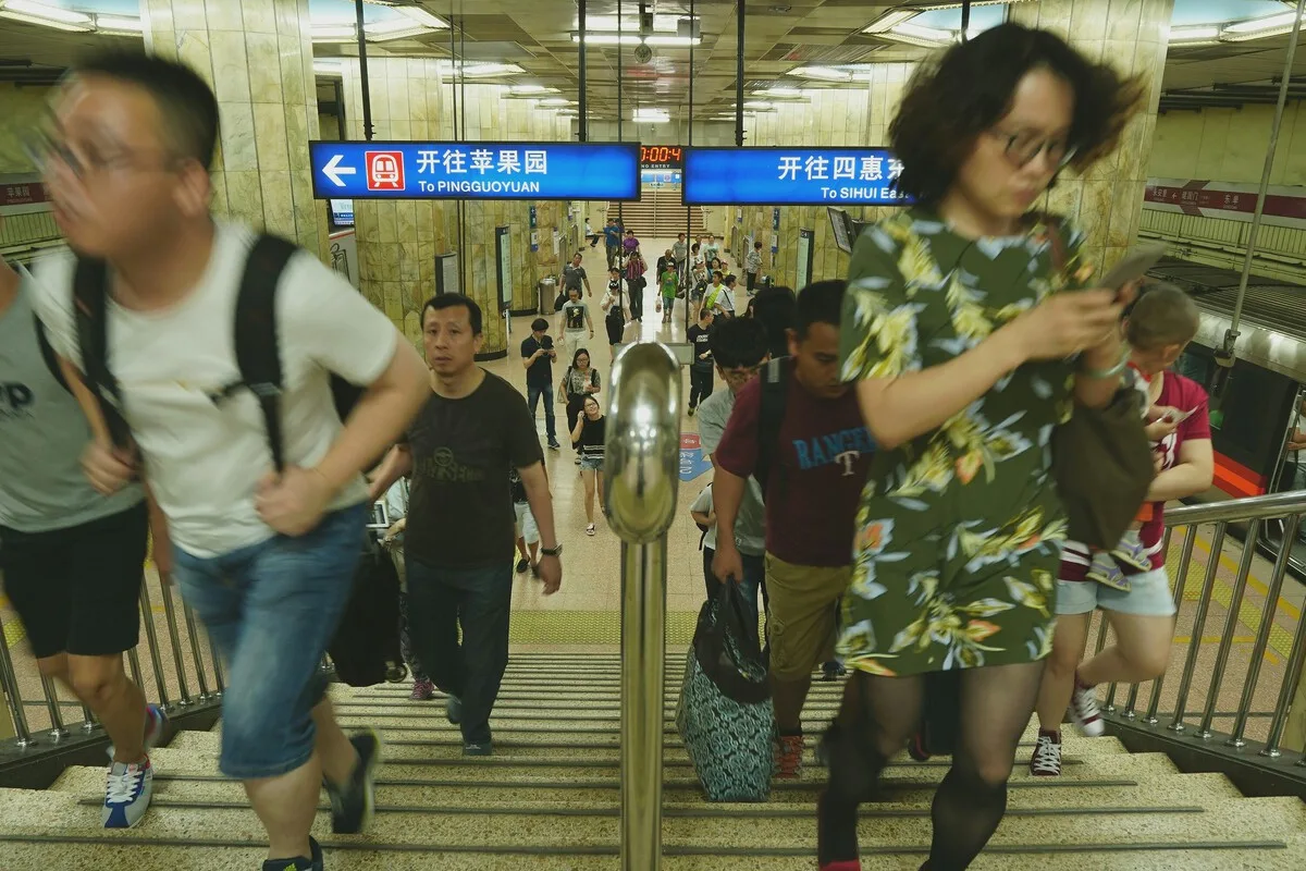 Personas en la estación central de Shanghái