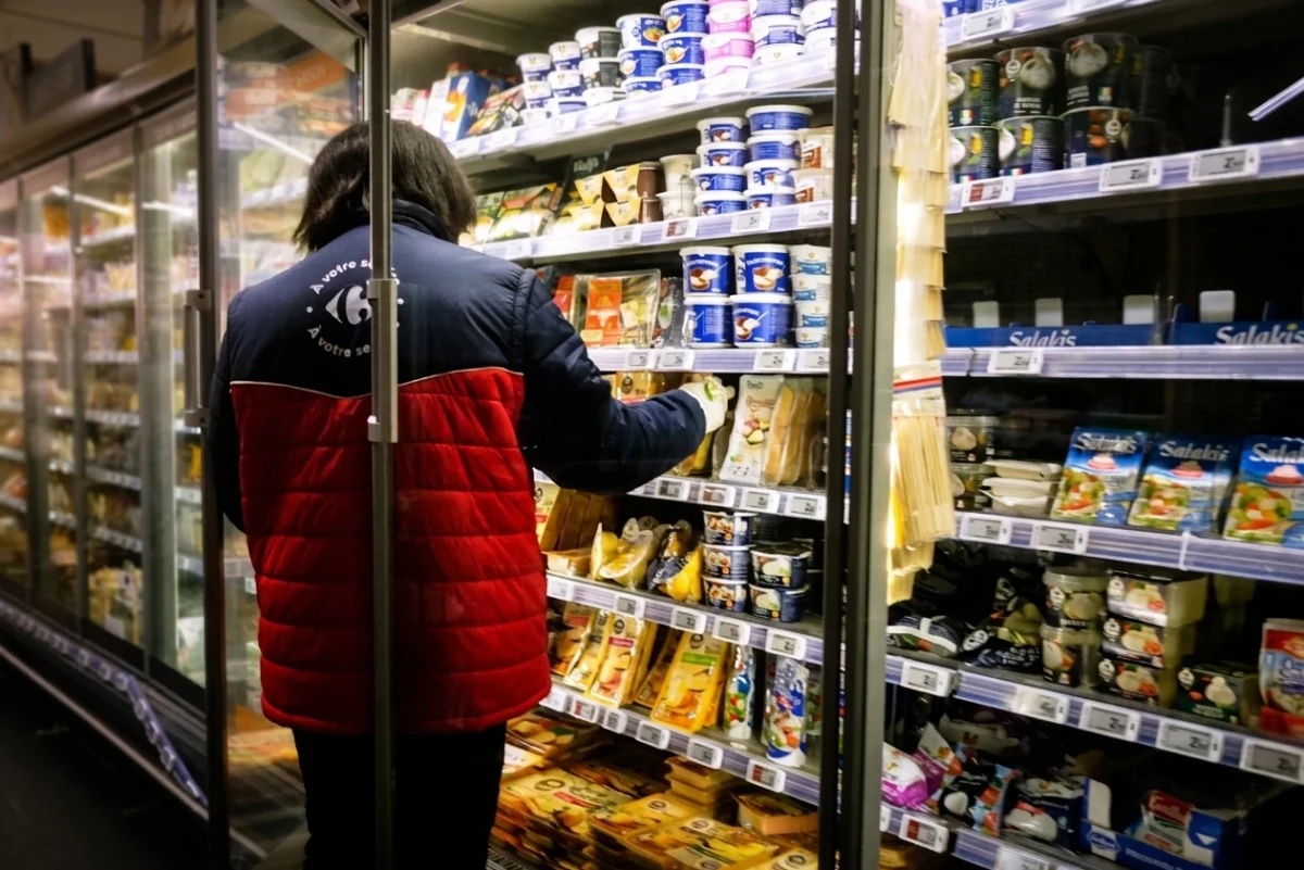 Góndola de productos refrigerados en un supermercado