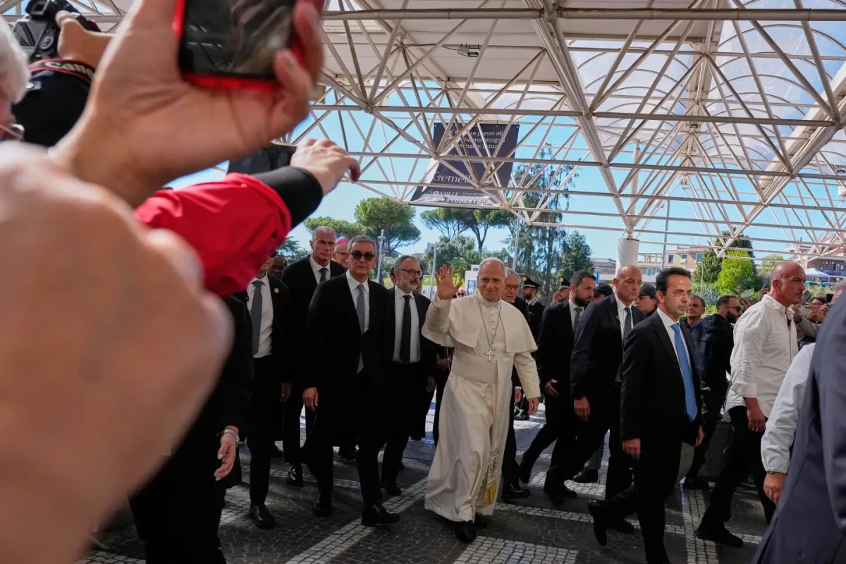 El papa León XIV llega a la Policlínica Agostino Gemelli en Roma, el martes 13 de octubre de 2026, para una operación programada en el pulmón. (AP Foto/Alessandra Tarantino) License this photo