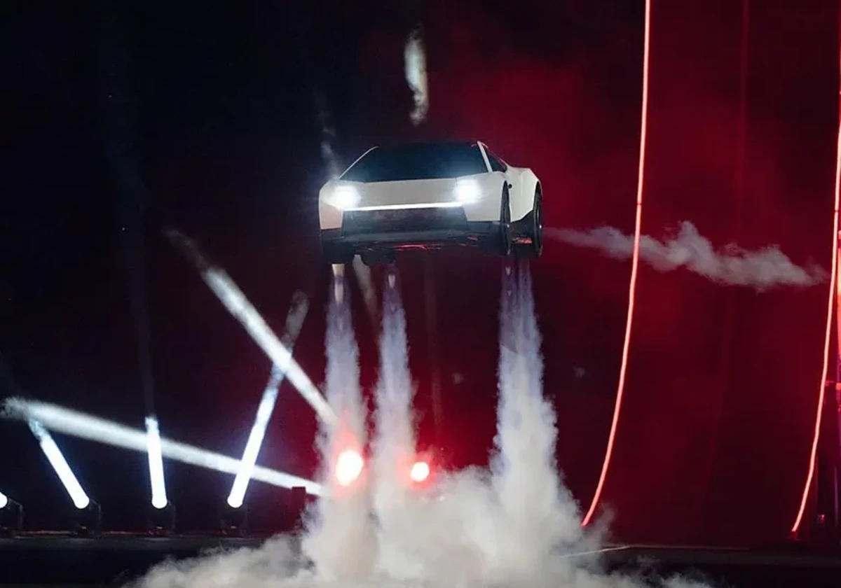 El nuevo Tesla Roadster durante la demostración de vuelo con propulsores