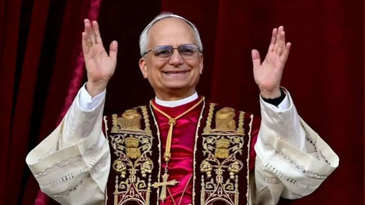El papa León XIV asomado a una ventana del Palacio Apostólico durante el Ángelus