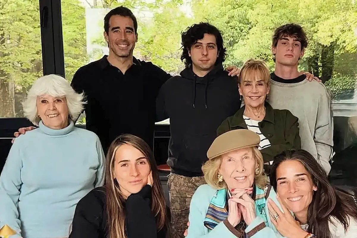 Mirtha Legrand en la foto familiar del Día de la Madre, rodeada de su hija, nietos y bisnietos
