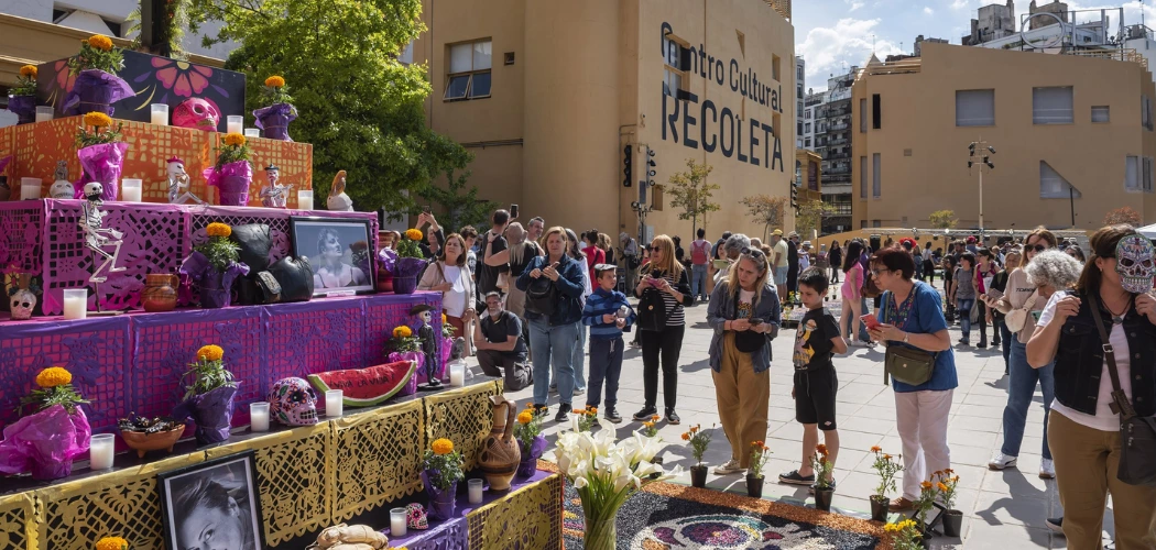 Ambientación de Día de Muertos con altares, flores y velas, una de las propuestas de Halloween en Buenos Aires