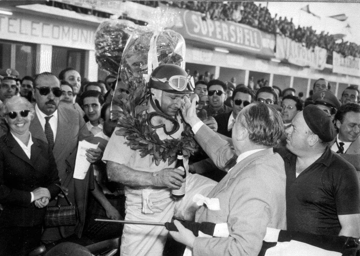 Juan Manuel Fangio, primer campeón mundial argentino de Fórmula 1, consagrado el 28 de octubre de 1951