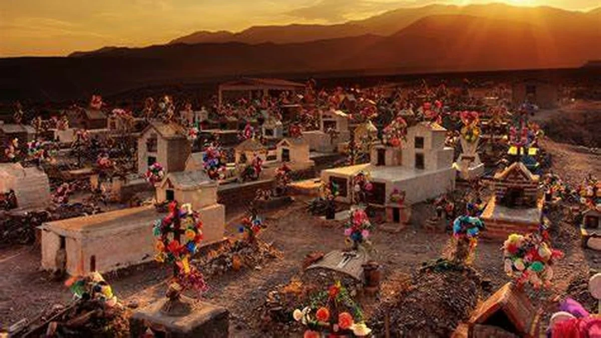 Ofrenda con fotografías, flores y velas para el Día de los Muertos en Argentina