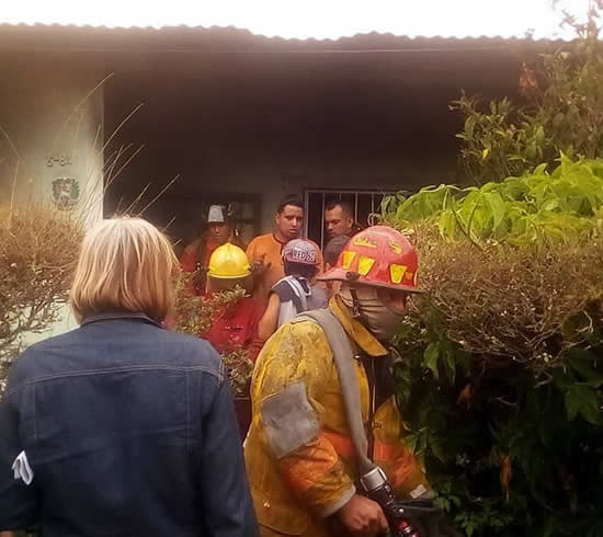 Efectivos del cuerpo de bomberos de Cordero durante una emergencia