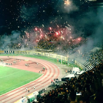 Fanaticada del Deportivo Táchira en un juego en Pueblo Nuevo
