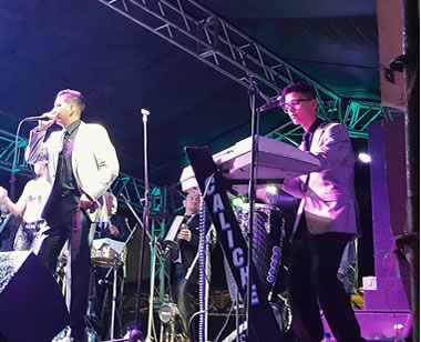 Músicos en un concierto durante la feria