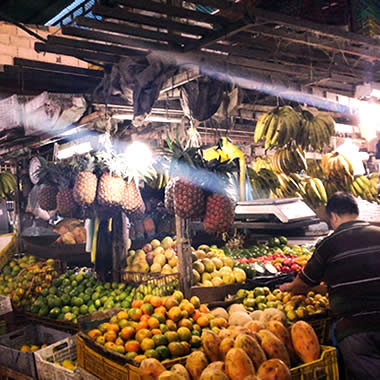 Venta de frutas en el mercado de los Pequeños Comerciantes