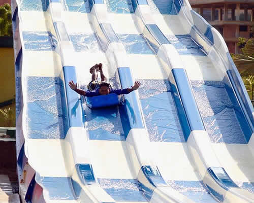 Deslizandose por un tobogán en Aquatica
