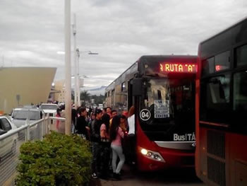 Una unidad de Trans-Táchira cargando pasajeros en el Sambil