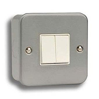 Metalclad 10a 2 gang 2 way switch