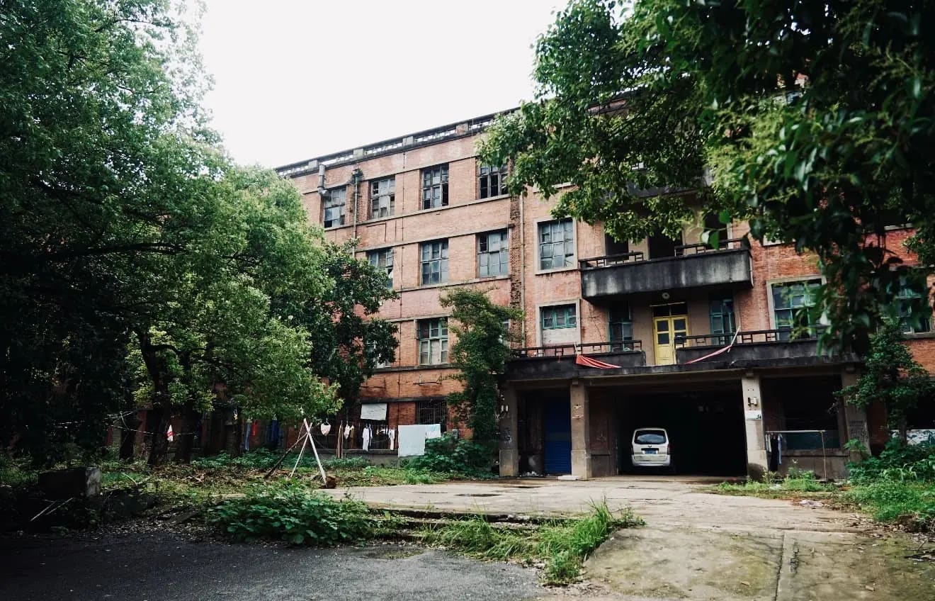Red_Building1.jpg