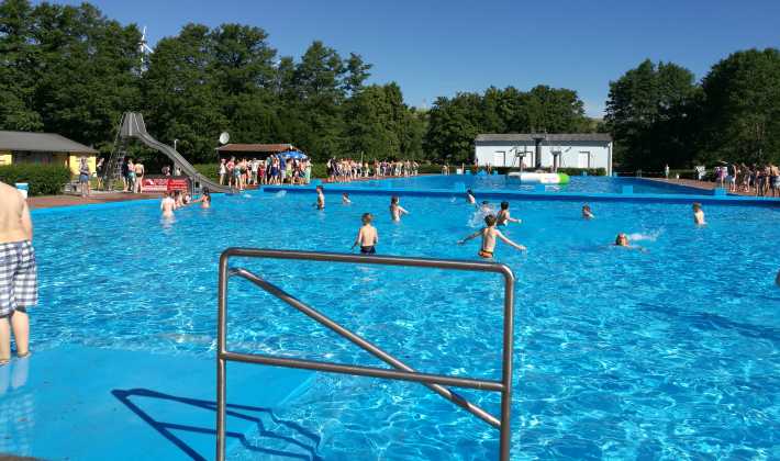 Schwimmbad Vacha Rhonfuhrer De