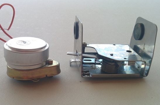 The synchronous motor (left) and the spring mechanism (right).