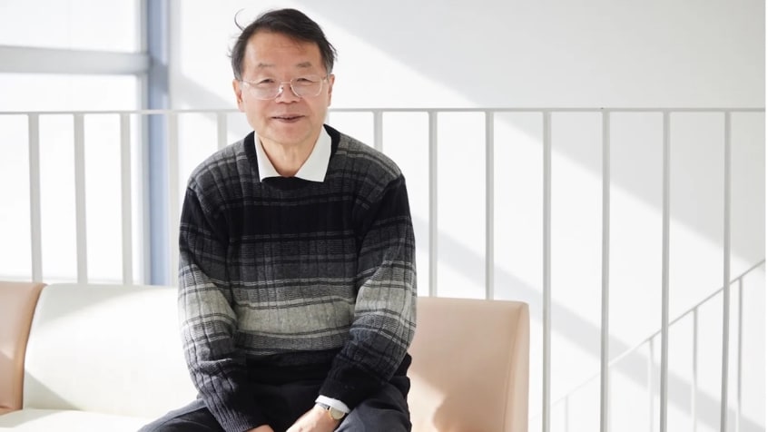 常識破りの画期的発見を続ける材料科学者、細野秀雄教授が語る「1テーマ10年」の真意とは?