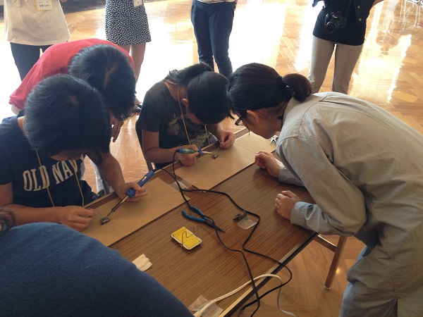 Rikejoのイベントの様子(電気工作教室)