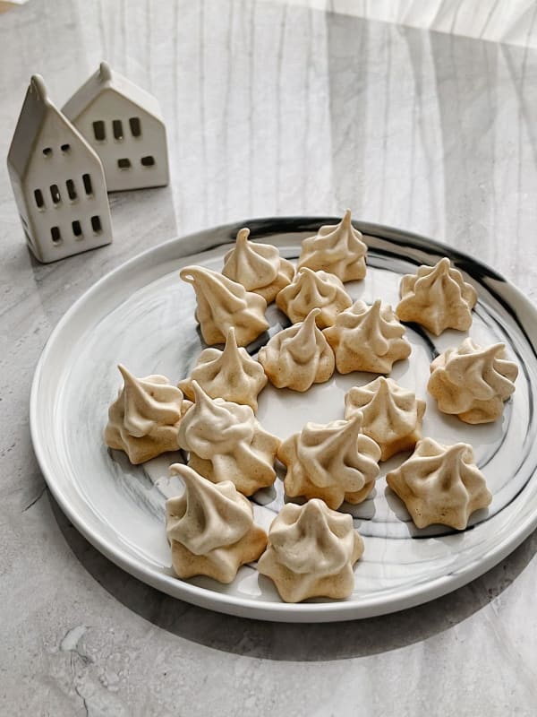 Christmas Spiced Meringue Cookies