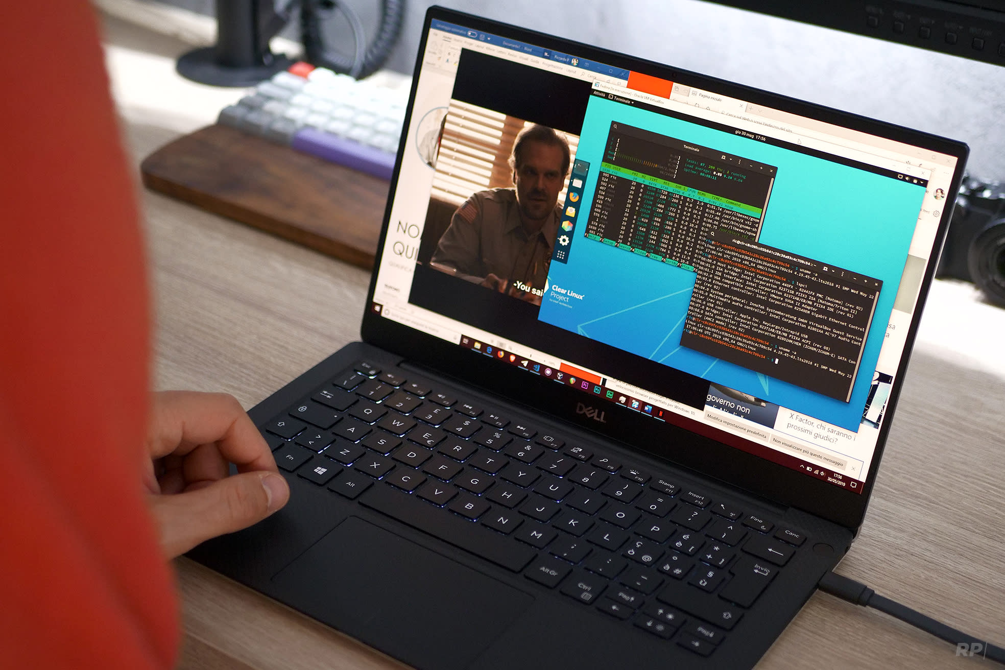 Multi-tasking: Clear Linux virtualizzato in
                        finestra