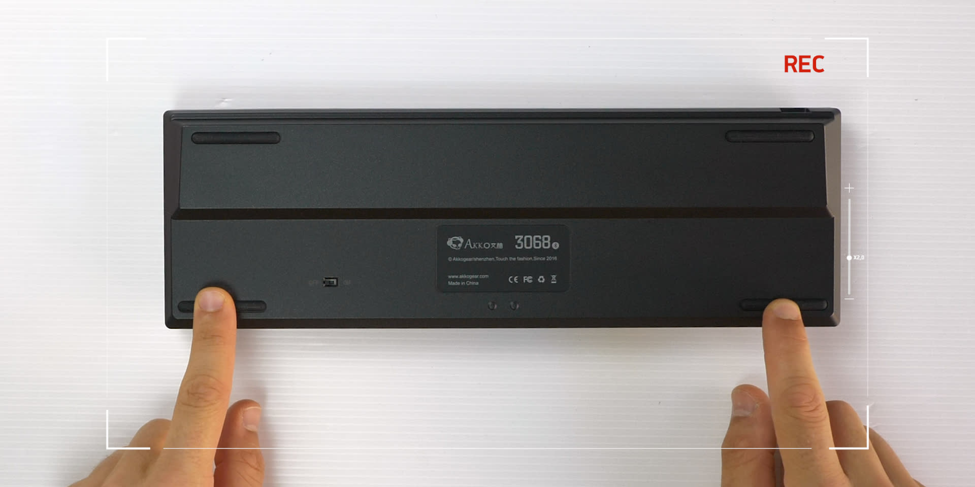 Akko 3068: interruttore on/off per la batteria interna.