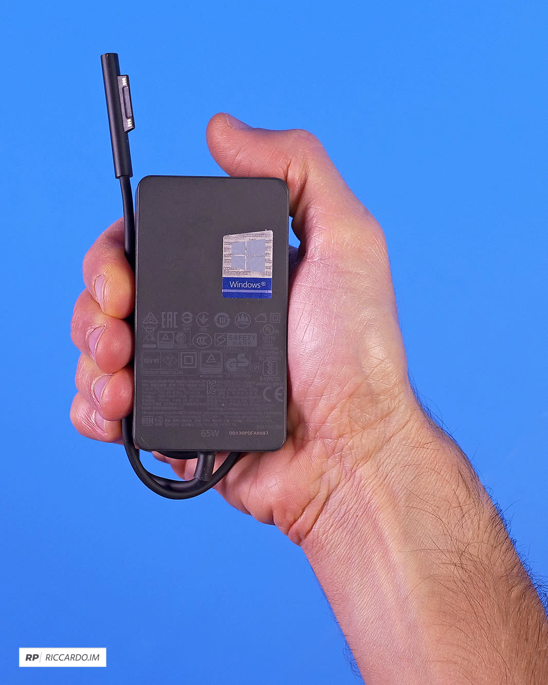 Microsoft Surface Laptop 3: caricabatteria Surface Connect.