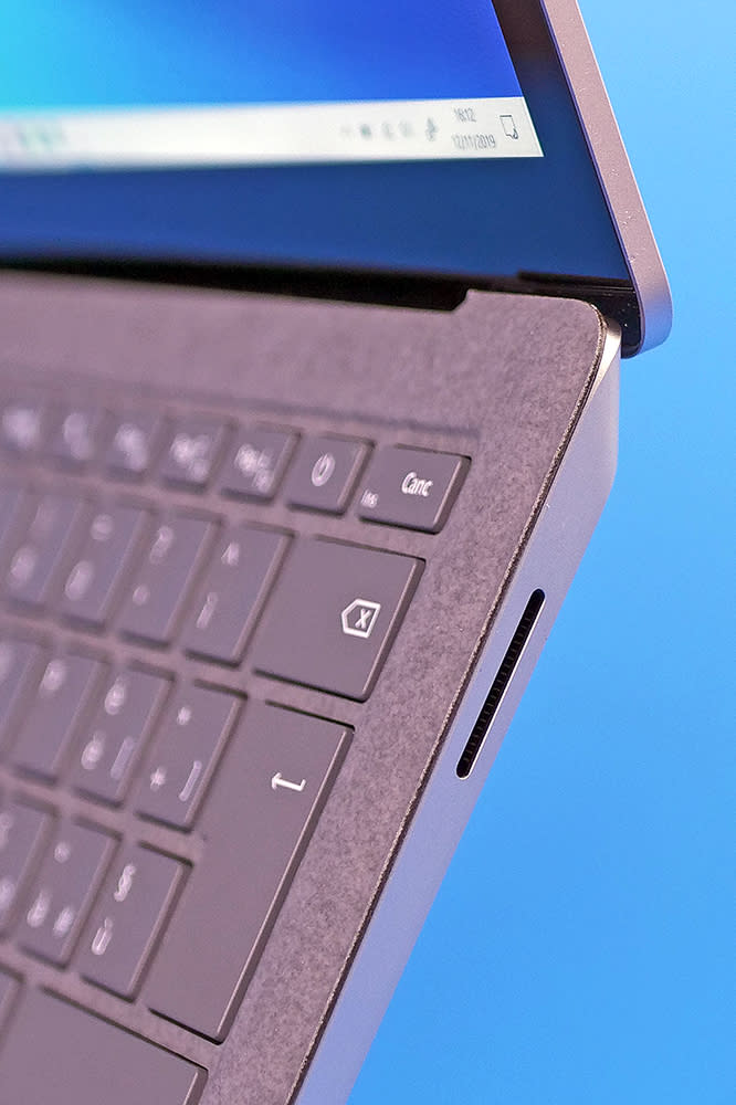 Microsoft Surface Laptop 3: porte USB-A 3.1 e cerniera.