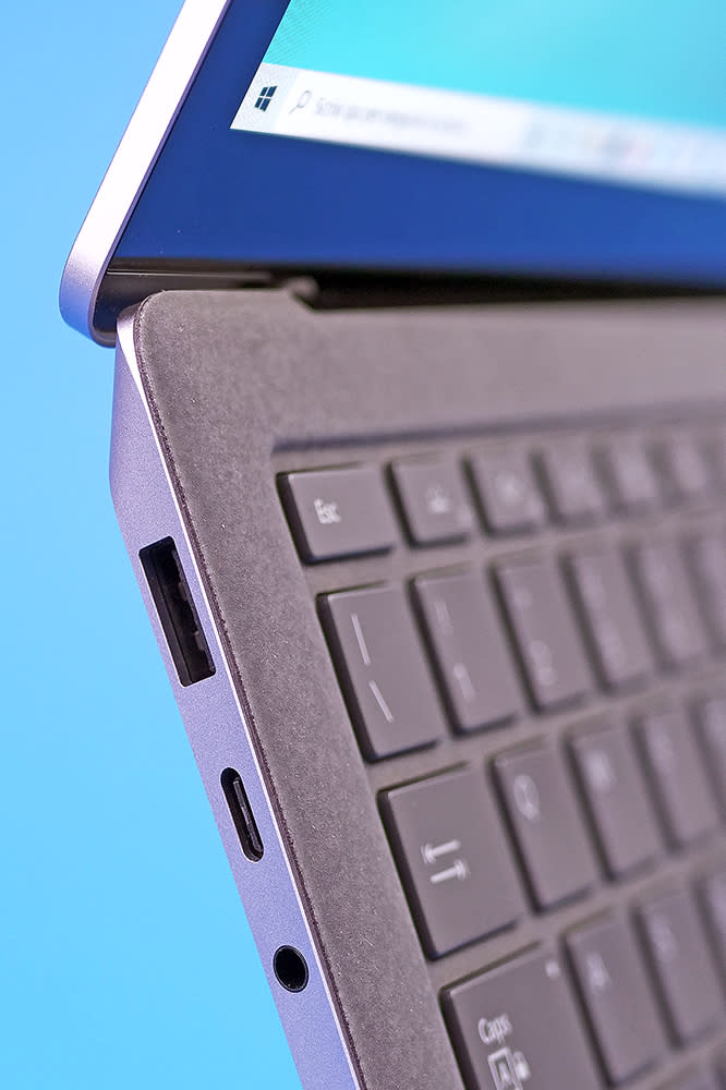 Microsoft Surface Laptop 3 porte lato sinistro.