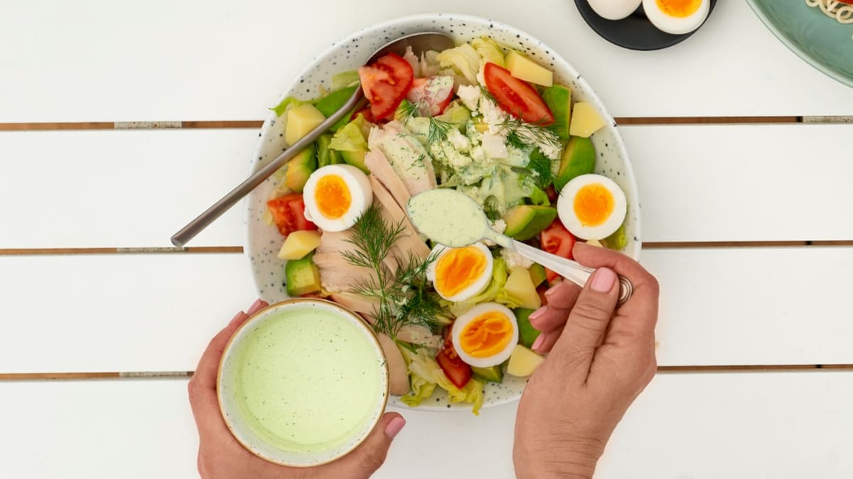 Amerikietiškos COBB salotos su varškės sūriu