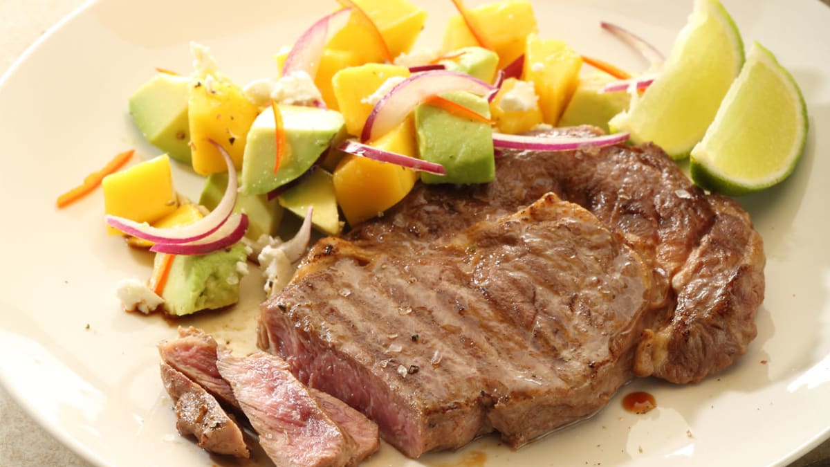Brandintos jautienos didkepsnis su avokado ir mango salotomis