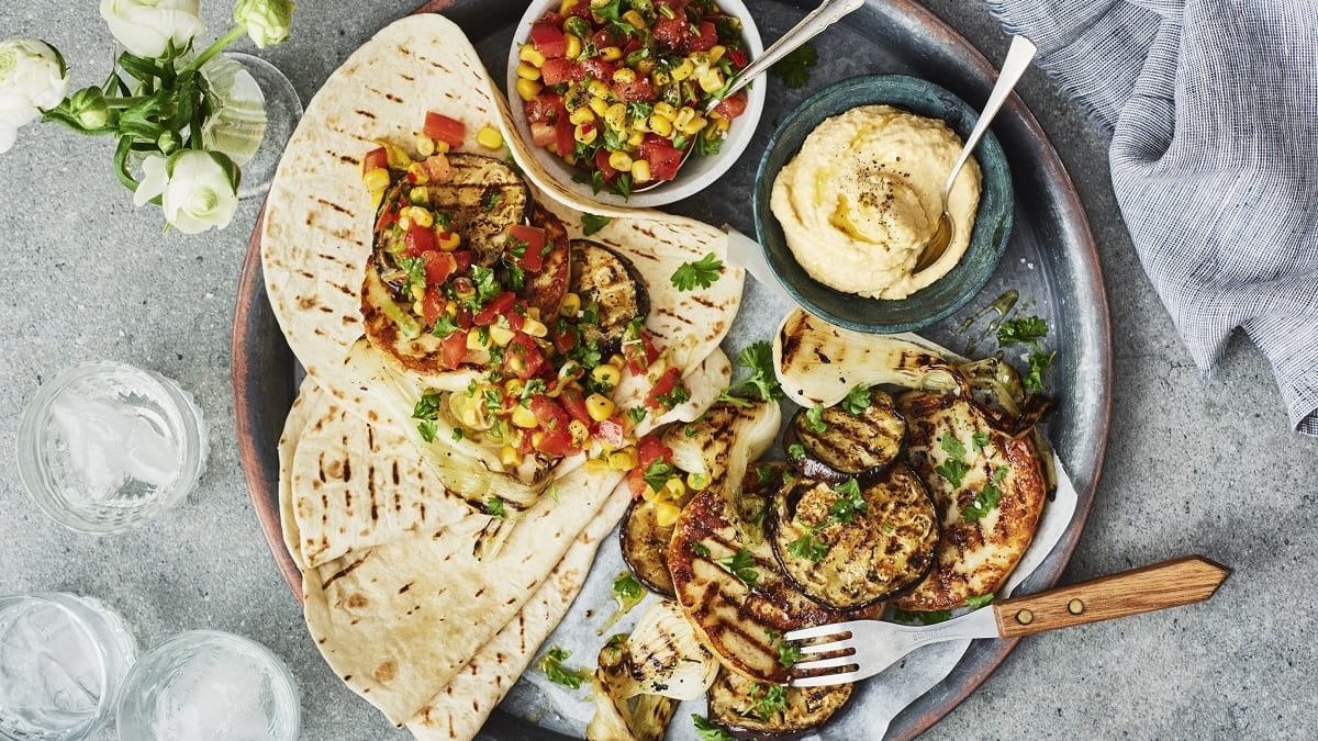 Baklažaani- ja halloumi-burgerid salsa ning grillitud tortiljadega