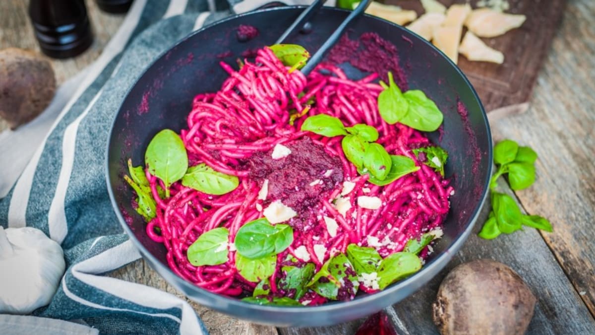 Pasta ar biešu, ķiploku un bazilika krēmu