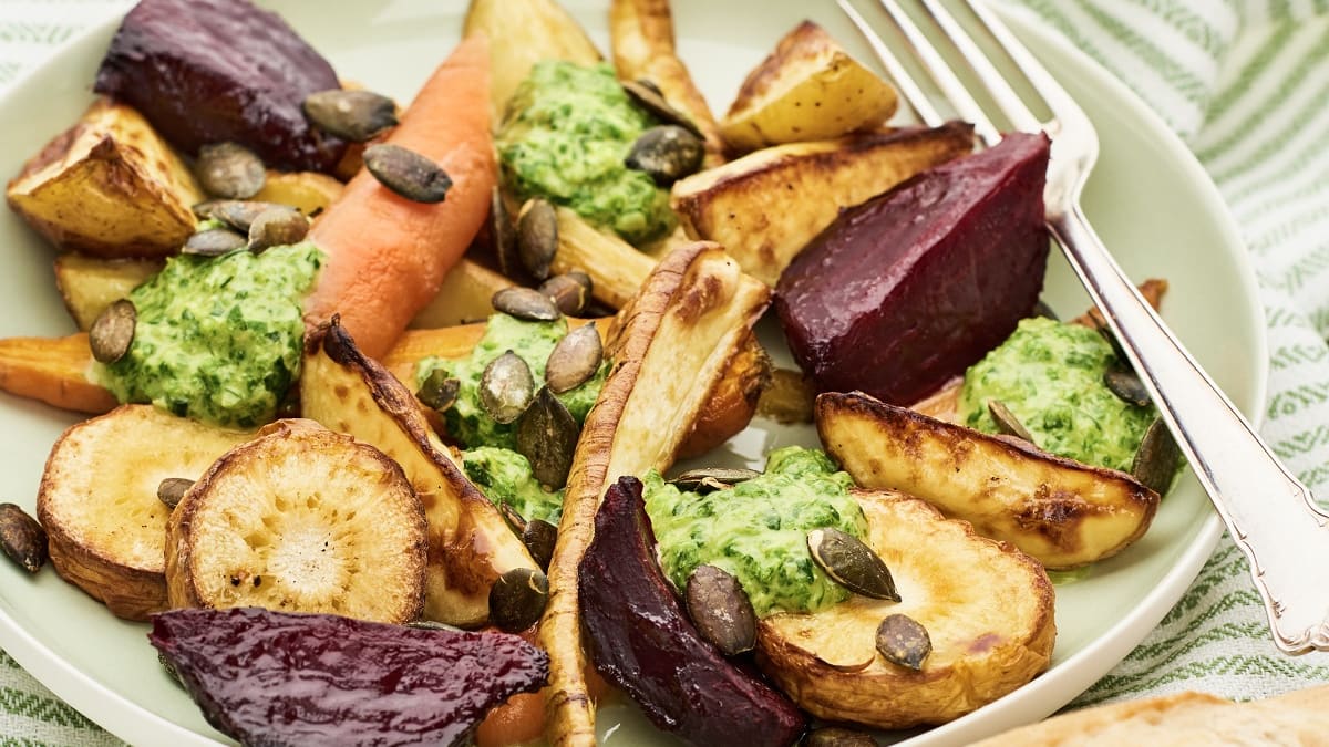 Ahjus küpsetatud peedid ja petersellijuured salsa verde’ga