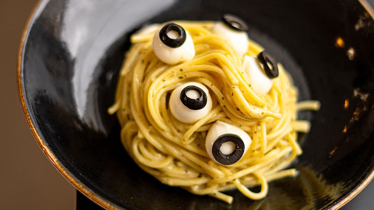 Pasta ar acīm