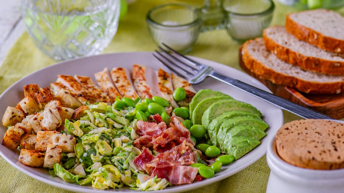 Salat rooskapsa, kanafilee, krõbeda peekoni ja edamame-ubadega