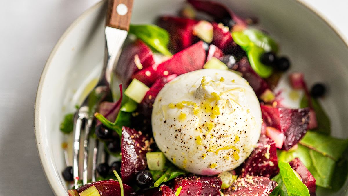 Biešu un upeņu salāti ar burrata sieru