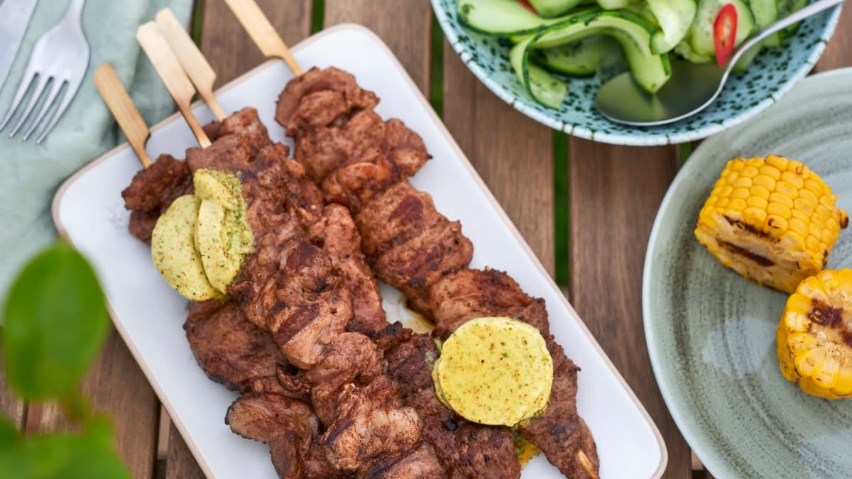 Kiaulienos sprandinės iešmeliai su aštriomis salotomis ir chimichurri sviestu