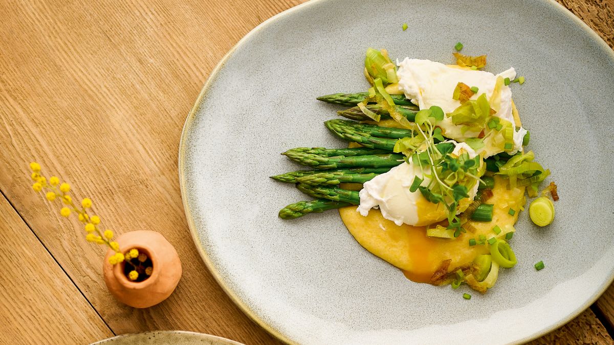 Smidrai su kiaušiniais marškinėliuose ir kremine kukurūzų koše (polenta)