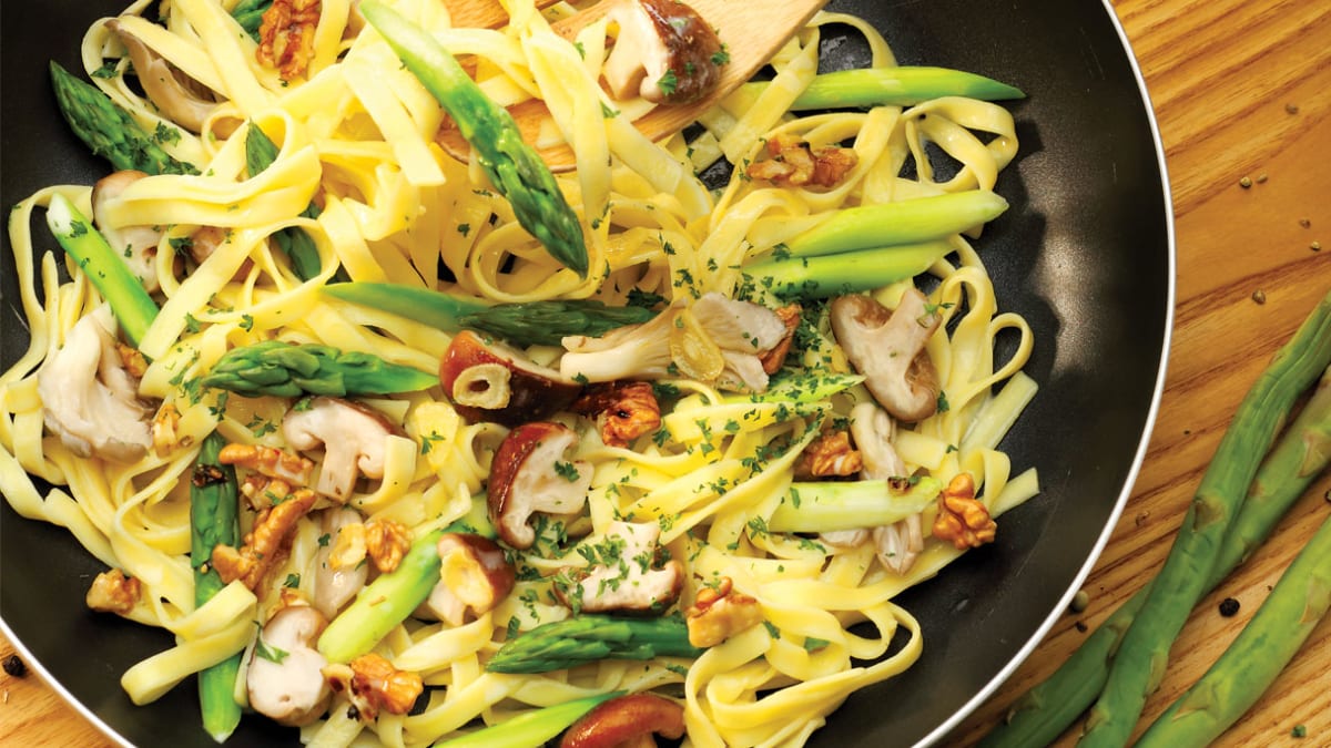 Vegetariški kreminiai makaronai be glitimo su smidrais ir riešutais