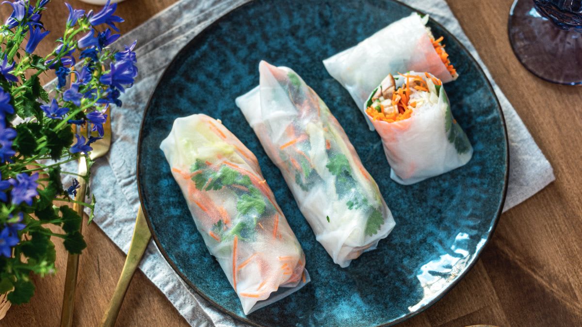 Ryžių popieriaus suktinukai su vištiena ir ananasų padažu (summer rolls)
