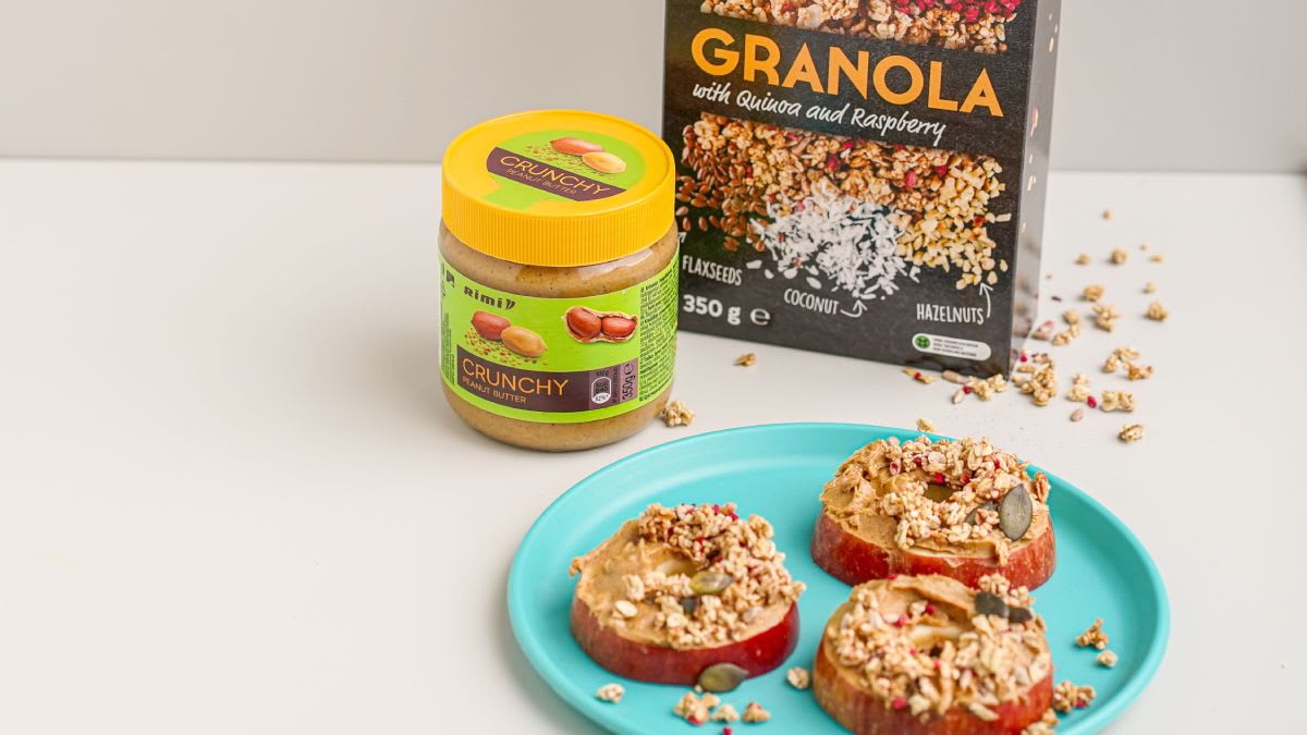Lengvas užkandis - obuolių „spurgos“ su traškiu riešutų kremu ir granola