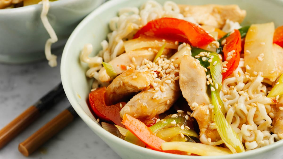 Wok keptuvėje kepta vištiena su makaronais