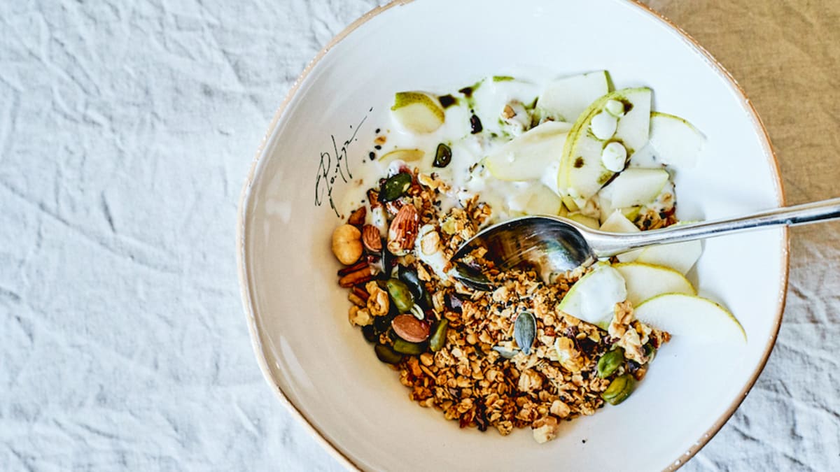 Granola su jogurtu