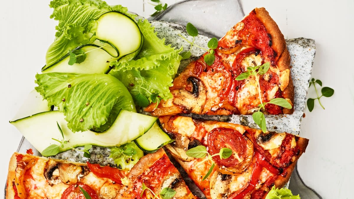 Pica su kepta paprika, pievagrybiais ir pomidorais