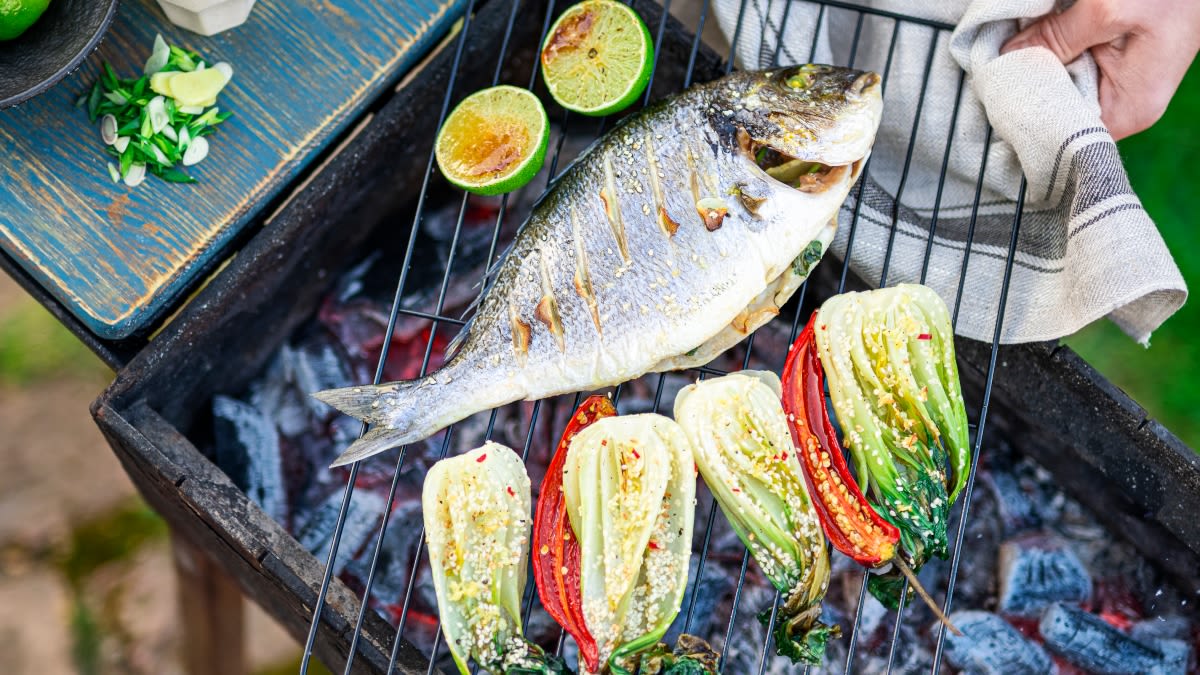 Dorados, keptos ant grotelių, su imbierinėmis „PAK CHOI“ salotomis