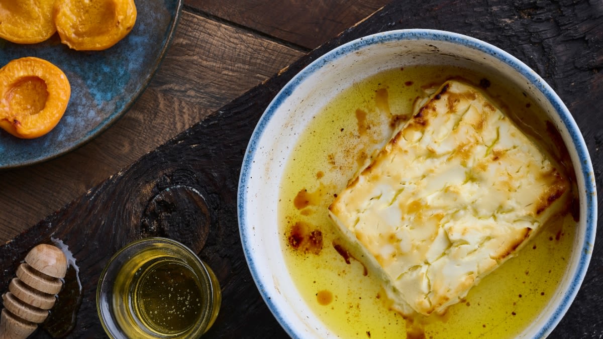 Kepta feta su medumi ir abrikosais