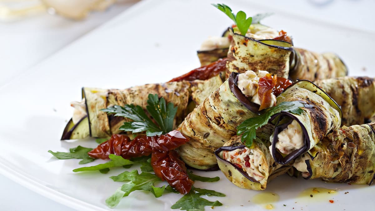 Baklažano suktinukai su varškės kremu ir saulėje džiovintais pomidorais