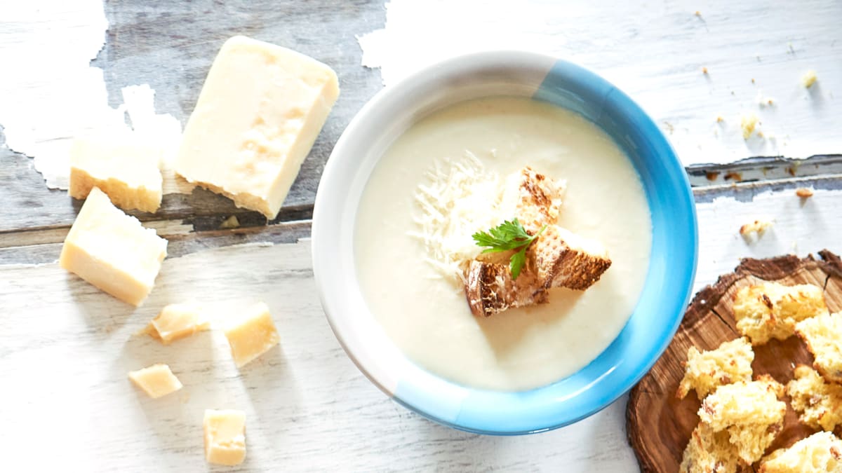 Žiedinių kopūstų ir pastarnokų sriuba su parmezano skrebučiais