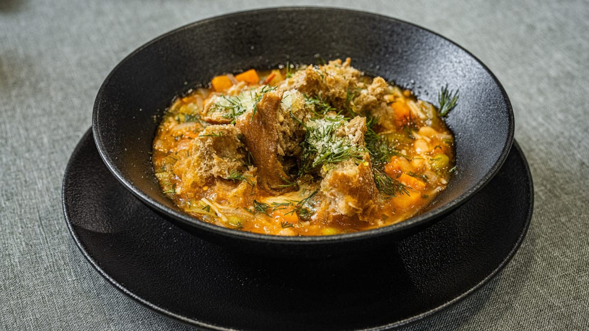 Itāļu Minestrones zupa ar pastu un pupiņām