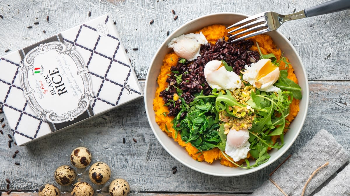 Juodieji ryžiai su putpelių kiaušiniais ir saldžiųjų bulvių koše